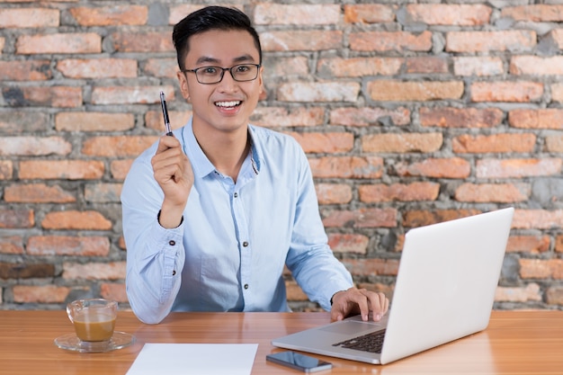 Business man having idea and working at desk Free Photo